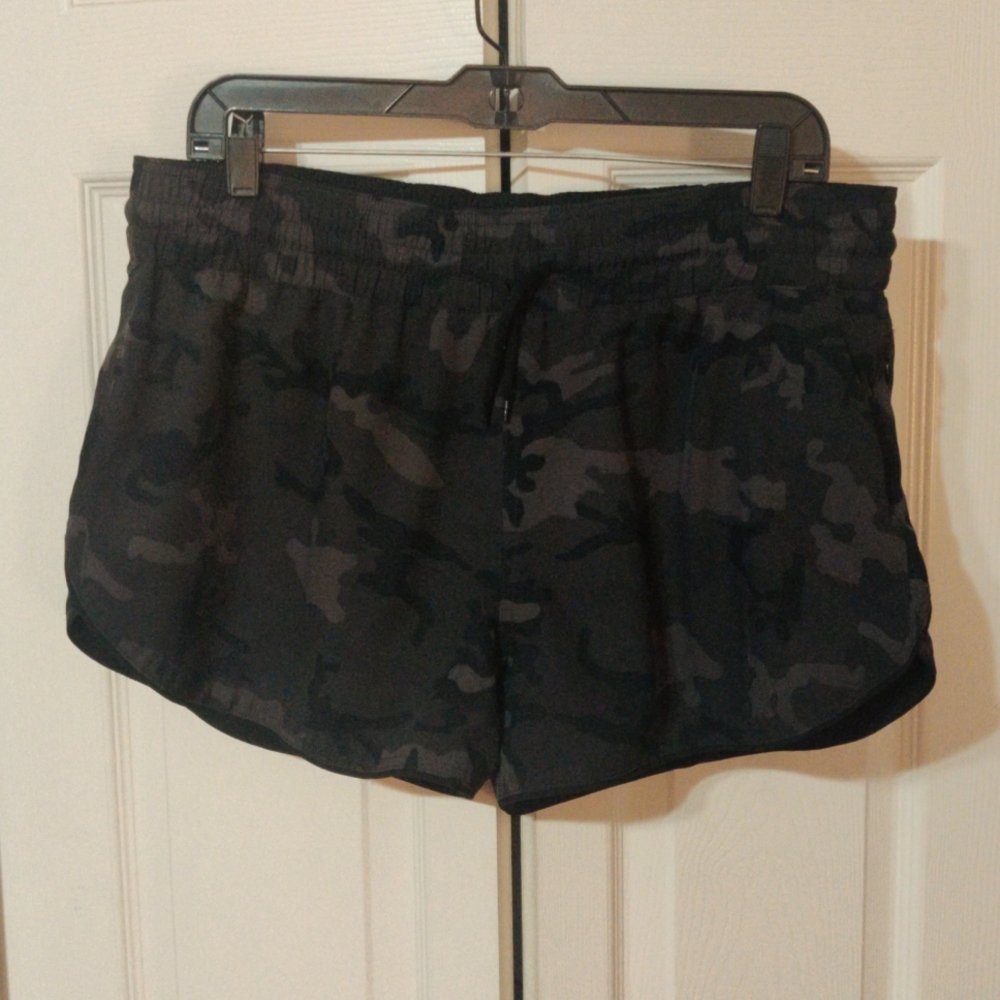 ZYIA Active Camoflauge Athletic Shorts. Women's XXL